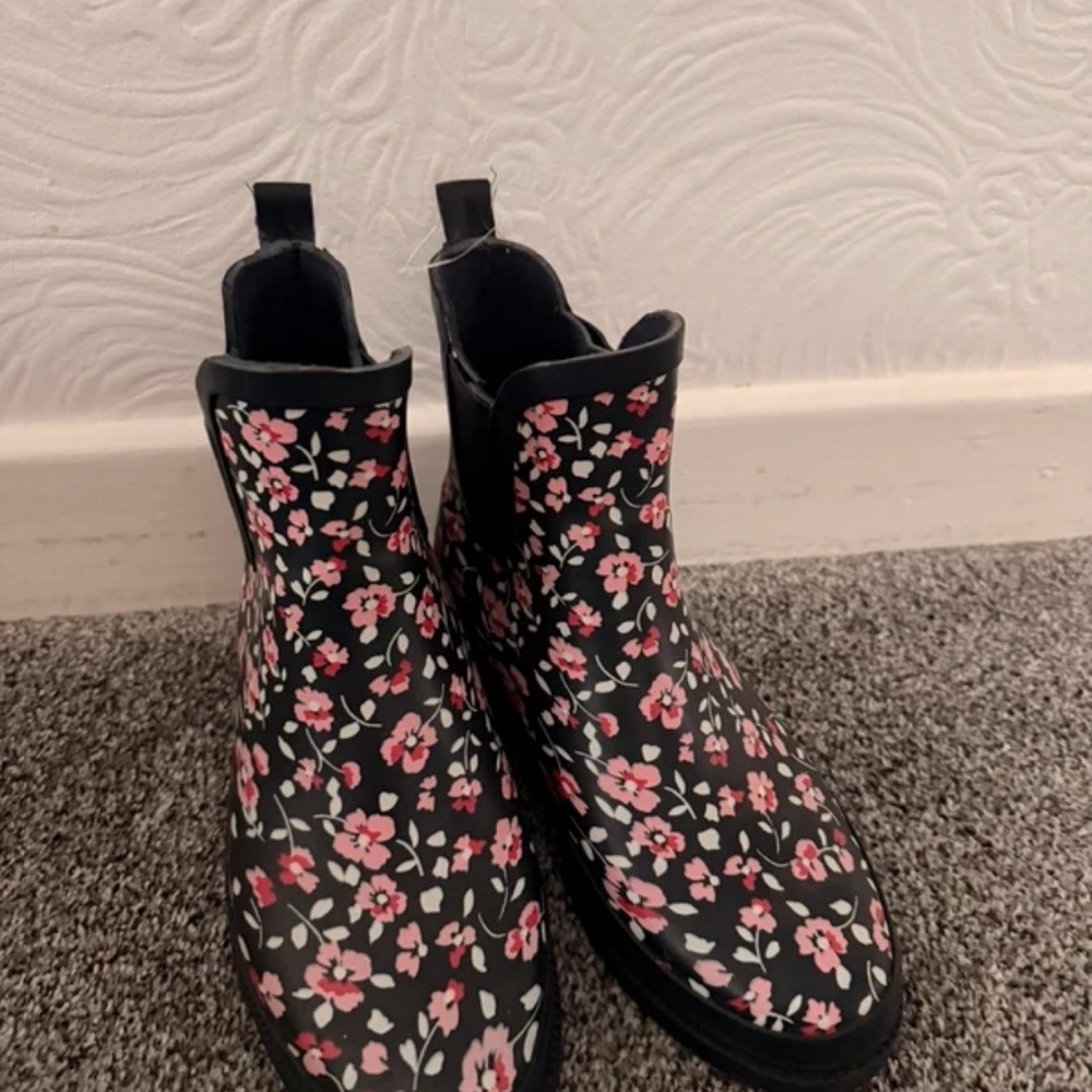 Women's Black Floral Chelsea Rain Boots with Pink Accent